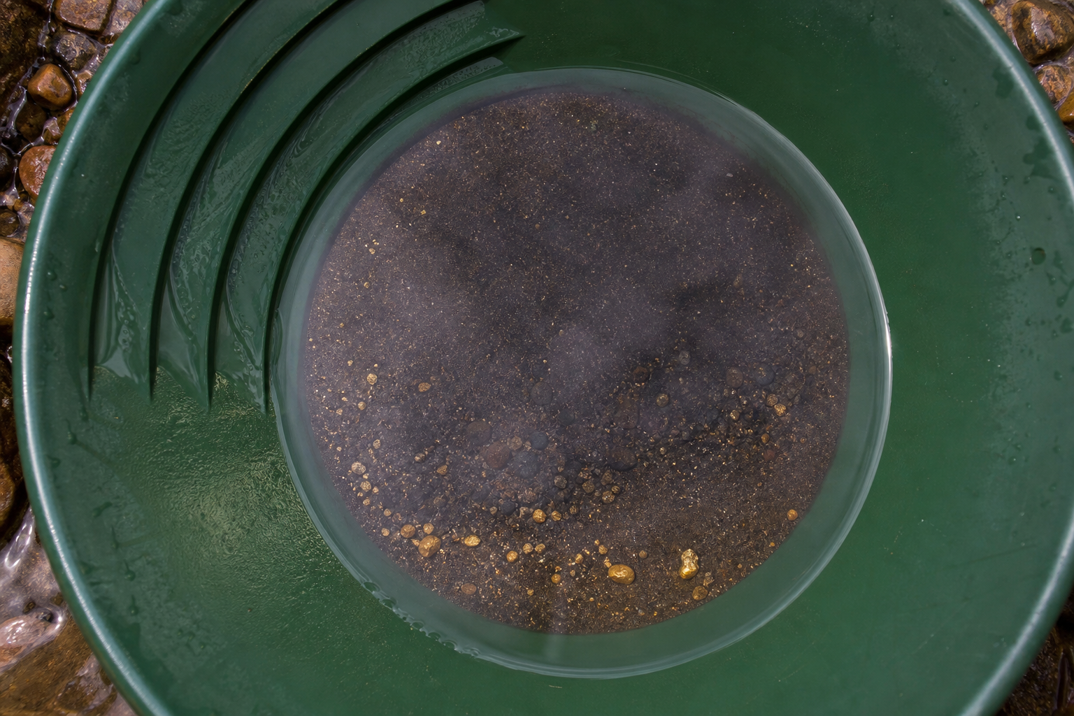 Small-scale gold material from fossicking